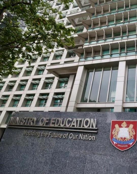 10月8日新加坡教育部公布常年校长委任与调任名单，明年将有33所小学、15所中学