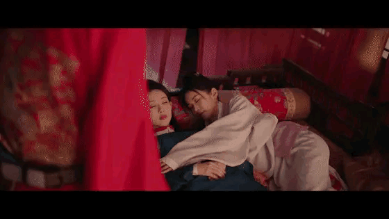 昭昭墨墨圆房吻 谁家新婚夫妇洞房之夜只顾着找吃的啊？入洞房新郎却是旁观者……窦昭