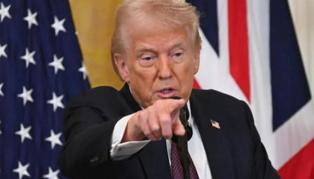 怒火席卷全美，900万民众街头发声，三重矛盾撕开美国治理伤疤

大家好，我是小派