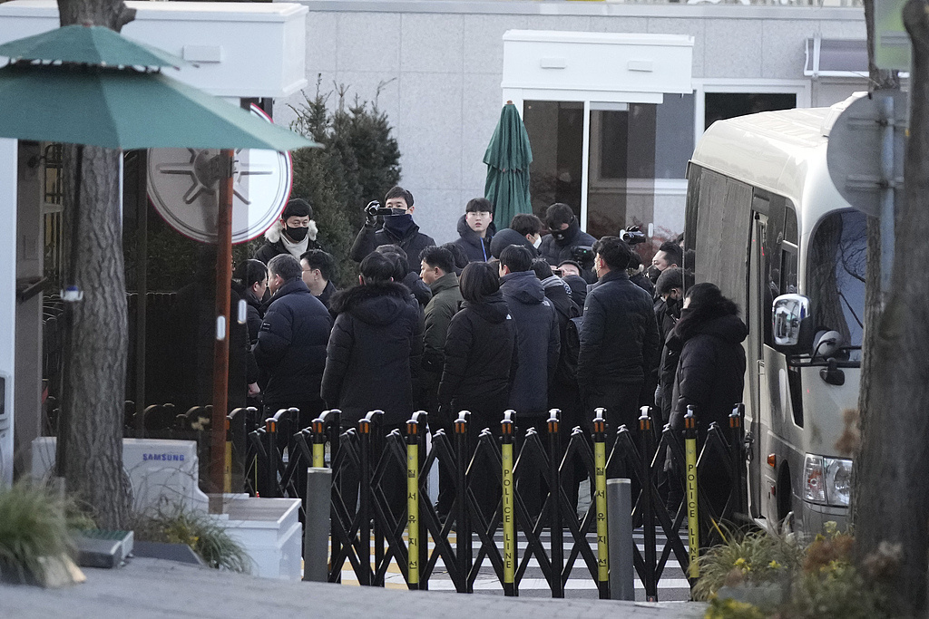韩国警察厅国家调查本部紧急戒严特别调查团表示，为了执行对尹锡悦的逮捕令，派出了3