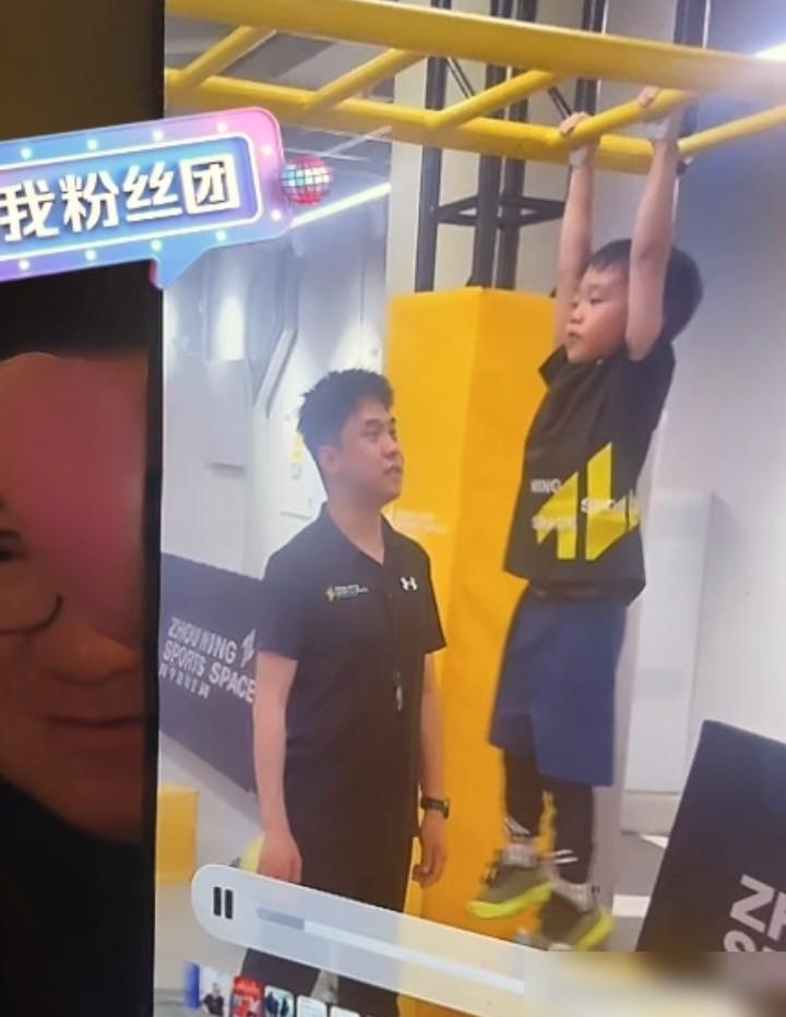 董路骄傲晒儿子。

今早刷到他直播那段，跟家里通完话乐的合不拢嘴，随手就把儿子练