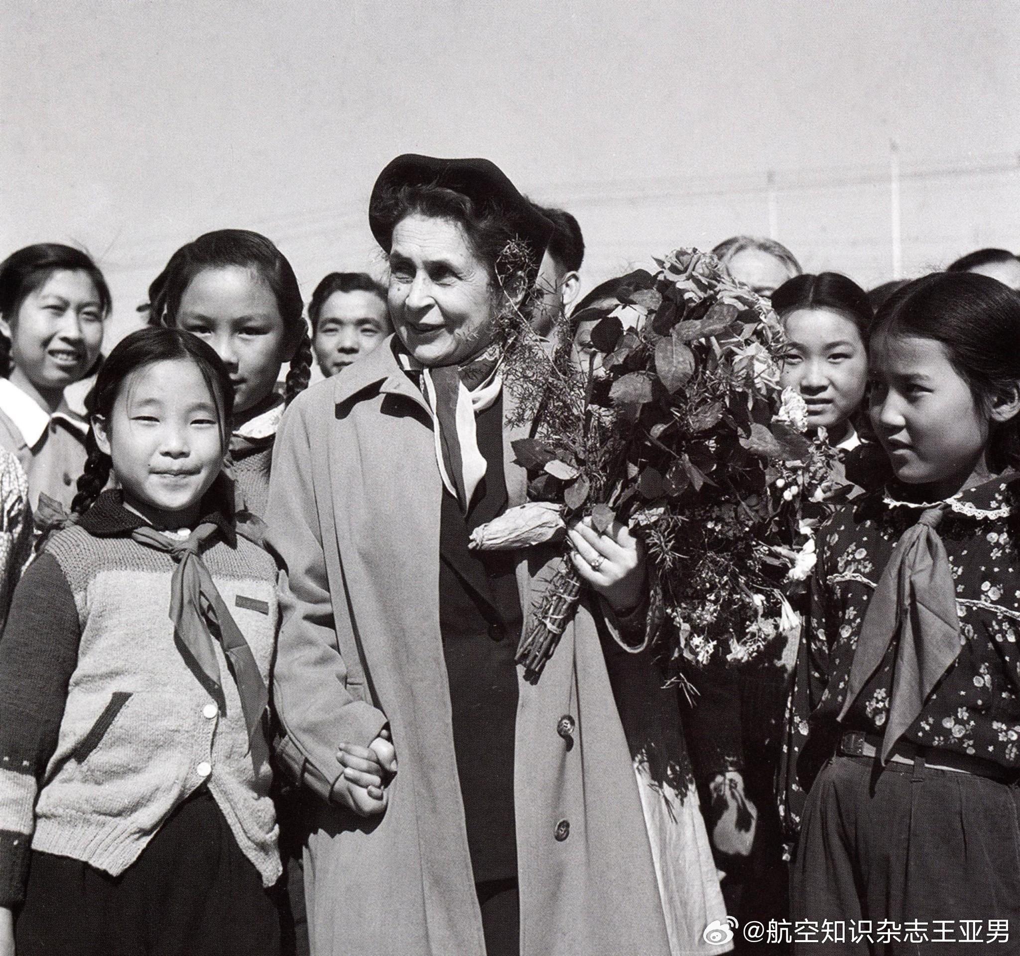 1953年，芬兰第一夫人茜尔薇·吉科宁率领芬兰文化代表团访问中国，这是较早来到中