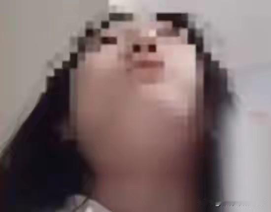 河南郑州荥阳一名13岁女孩发视频，说父亲四次在她洗澡、换衣时未敲门闯入，浴室和卧