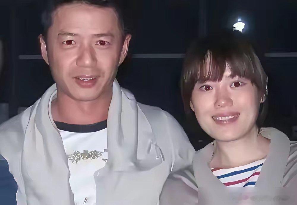 影帝段奕宏，竟为了老婆怕疼，甘愿丁克15年？最近他跟妻子王瑾逛街被拍，俩人恩爱得