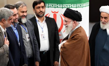 伊朗国内是真的乱了，当哈梅内伊跟贾内德双双遇害后，伊朗国内出现了不同的声音。
 