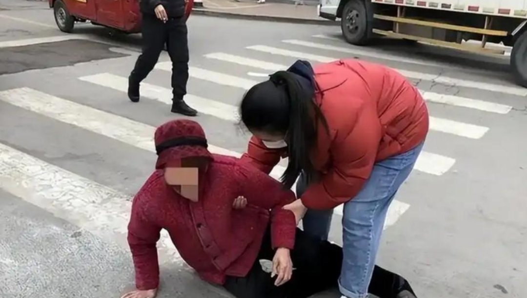 大学生扶摔倒大娘被讹21500元，大学生笑着付钱，路人骂她心虚有钱，大娘秒收款起