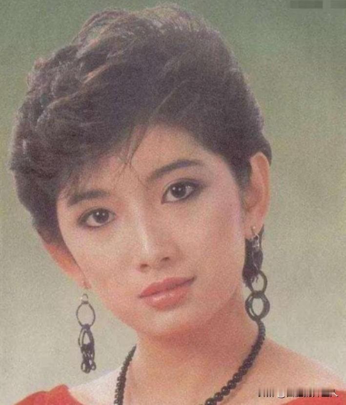 1975年，12岁的刘玉璞正在洗澡，醉醺醺地父亲发疯般地踹开门，冲进浴室里，死死