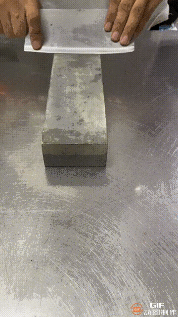 图一：同样都是铁，为什么它就可以削它呢？
图二：能有多累啊？坐着都可以睡着。