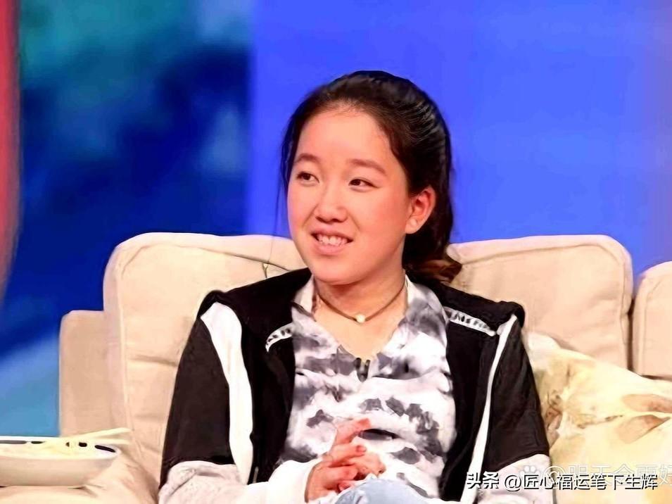 英闻笛是英达与梁欢的女儿，巴图同父异母的妹妹，今年20岁，长相汇集父母优点，清秀