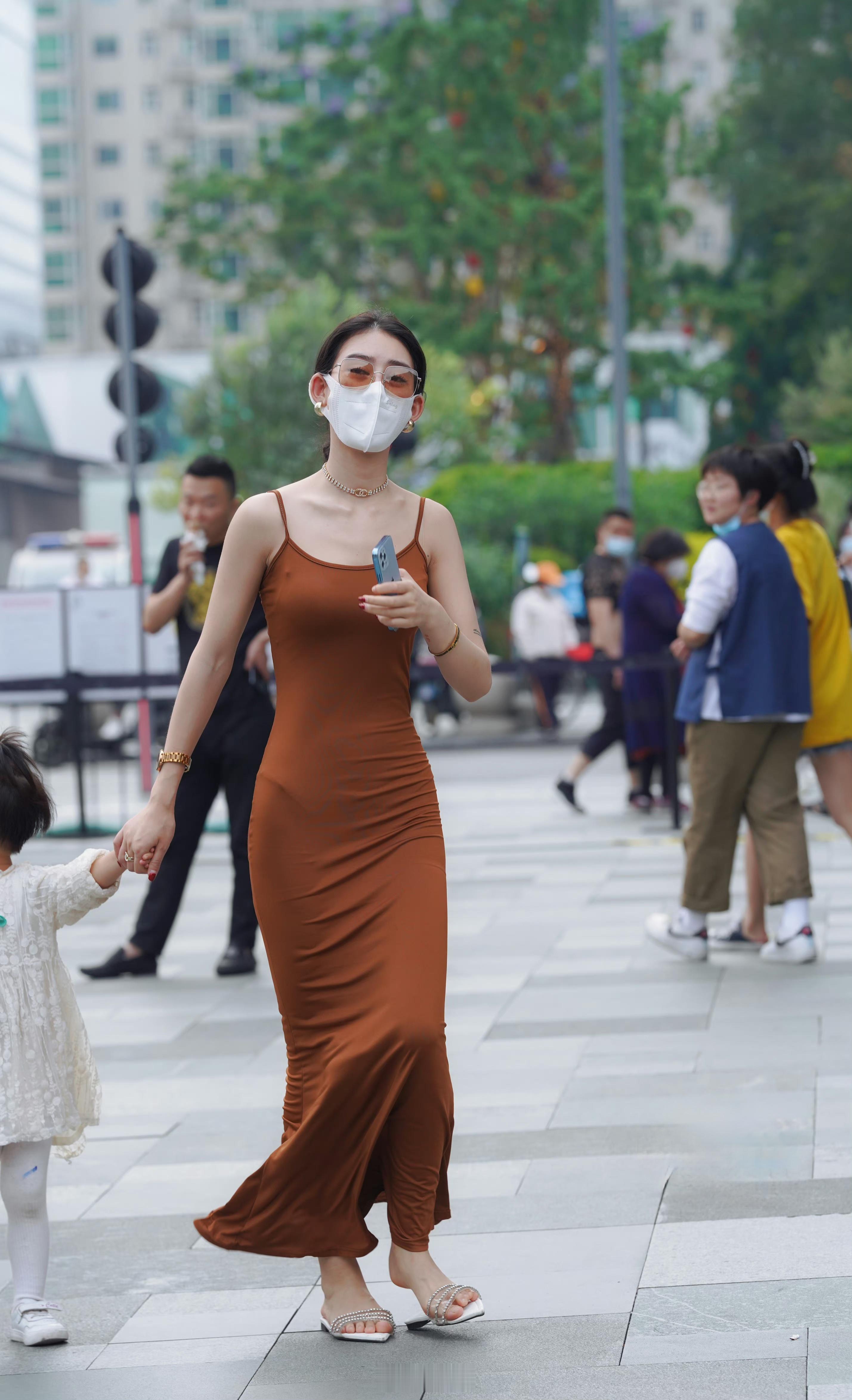 时尚辣妈出门遛娃 ​​​
