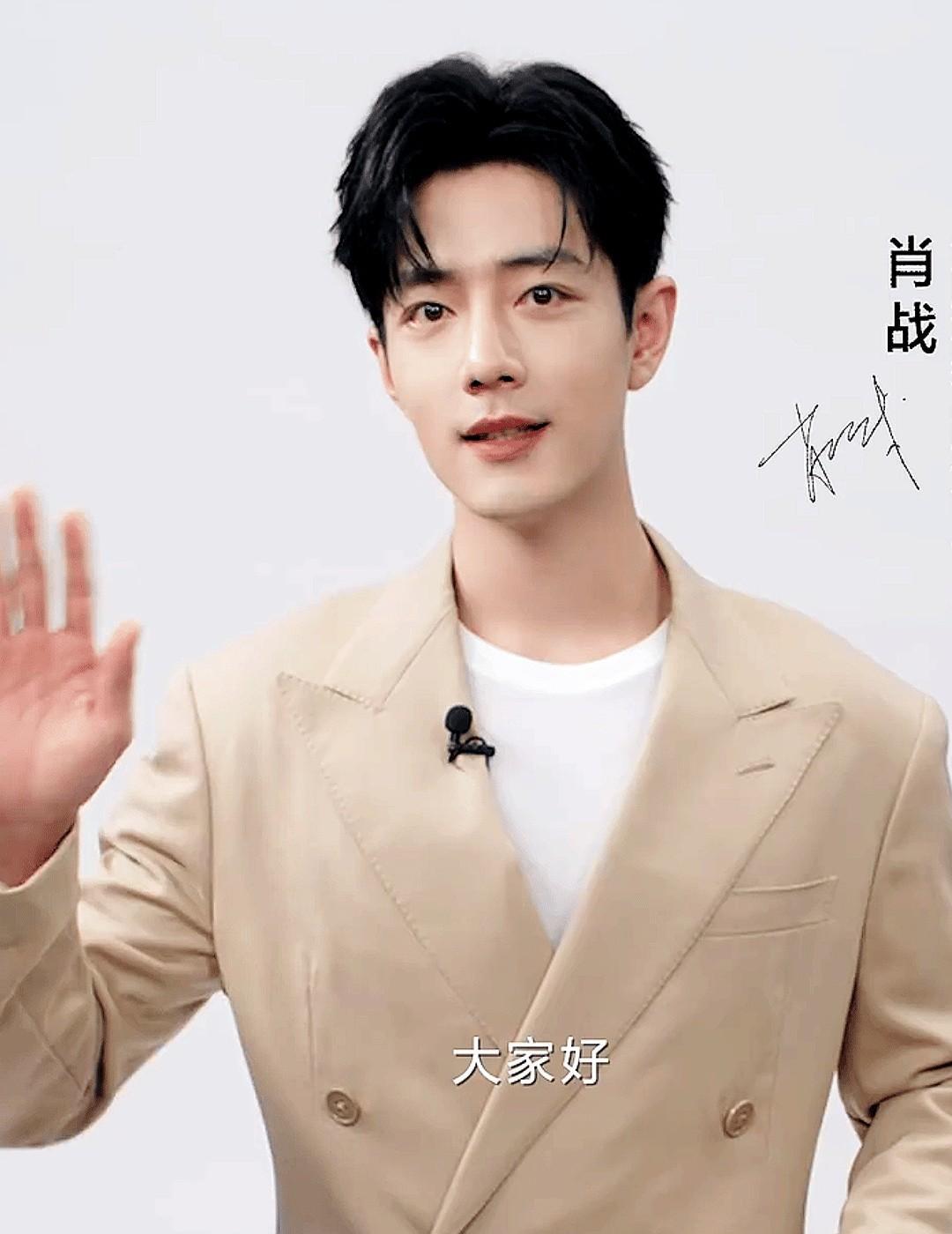 肖战没塌，日子越过越实。
《梦中的那片海》播完，《骄阳伴我》接着火，央视连着两部