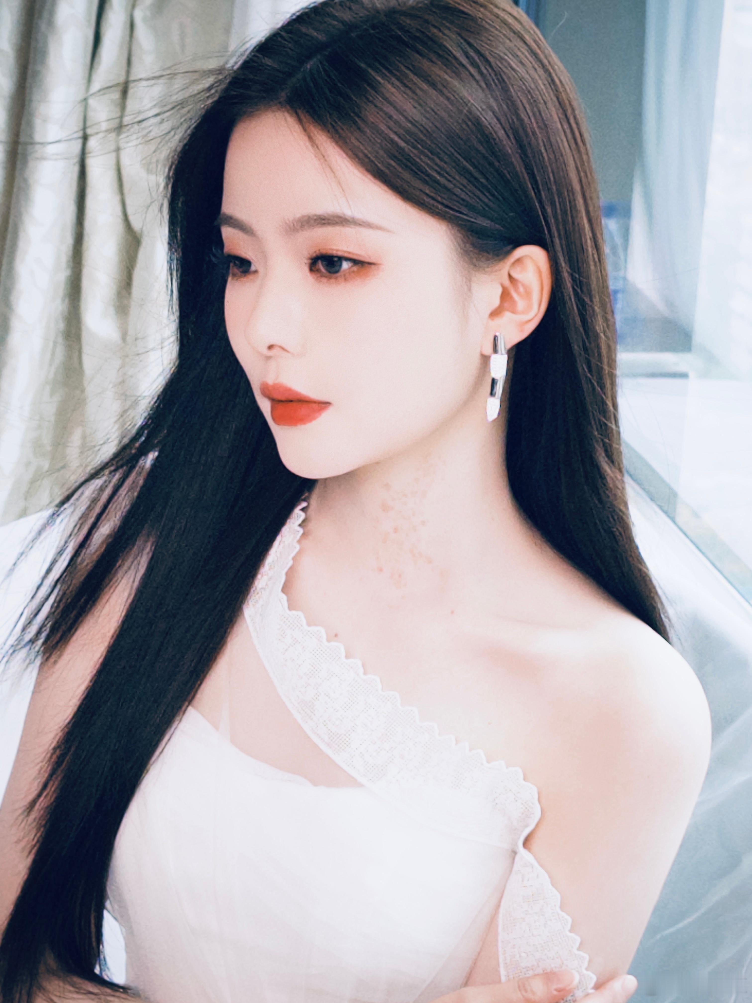  陈卓璇白纱look~温柔自有力量的姐感溢出来了！期待姐今晚的舞台呀 