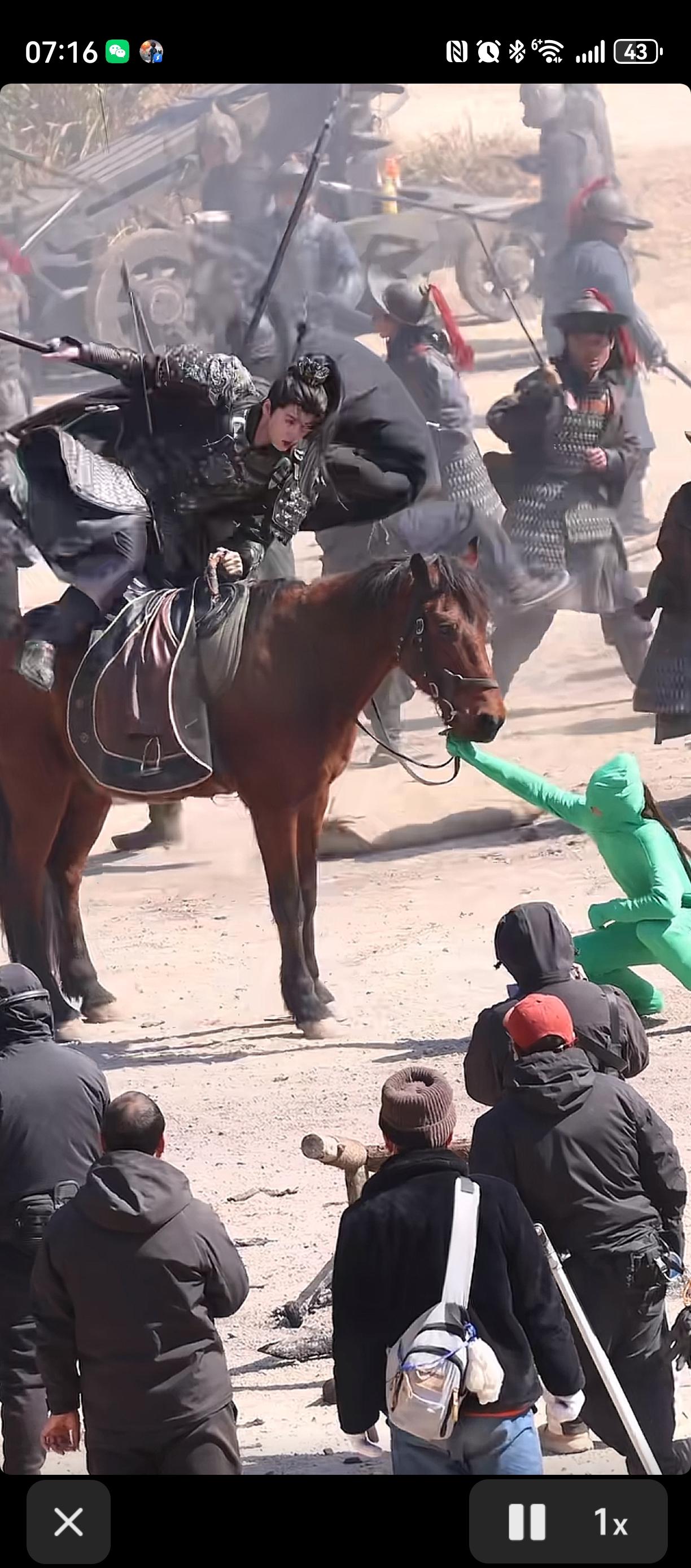 不知道在拍戏的时候，前面那个穿绿衣服的人是干什么的呢？