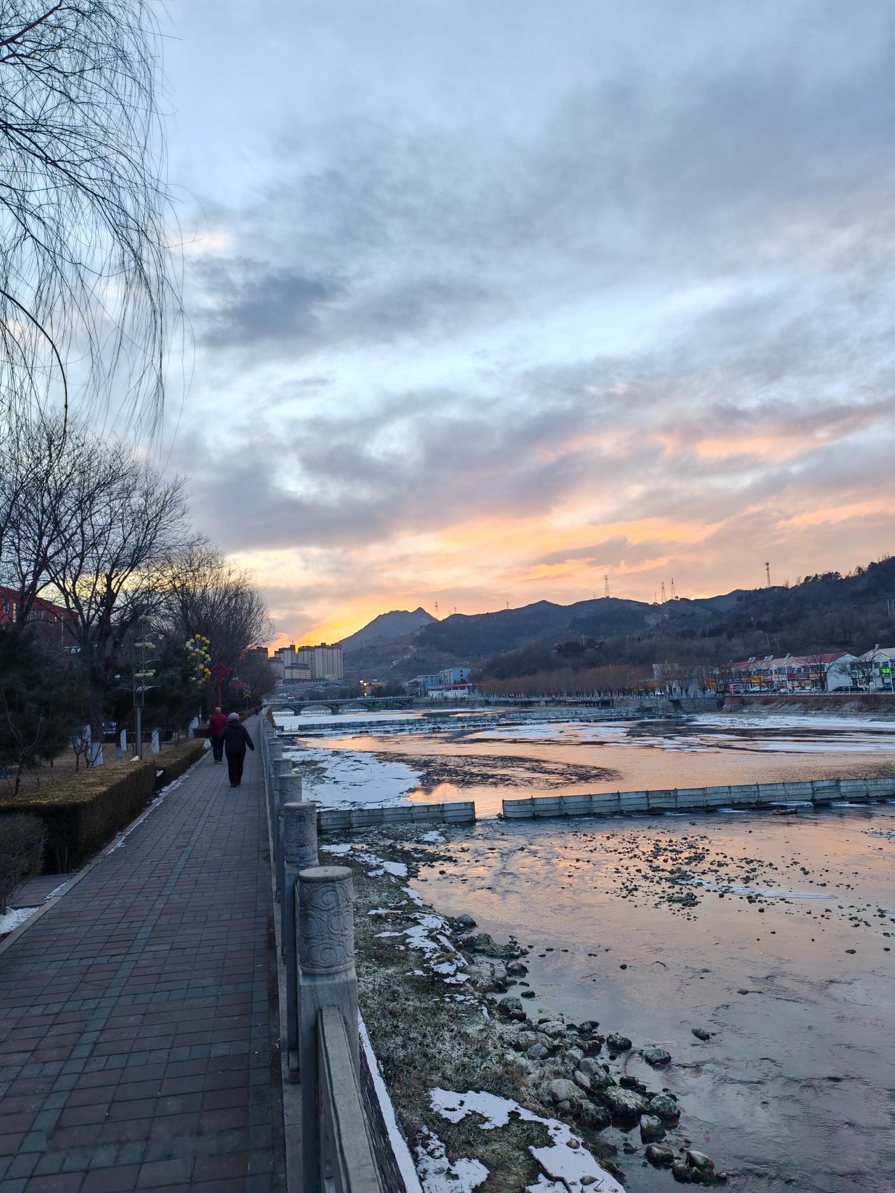 刚随手拍了张晚霞，美得让人说不出话！
满天晚霞出现时，那景象堪称一绝。在太阳光谱