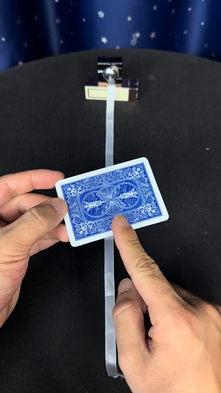 这招骗了我20年，今天终于破解了。
大家好，视频中的纸牌变色是如何做到的？接下来