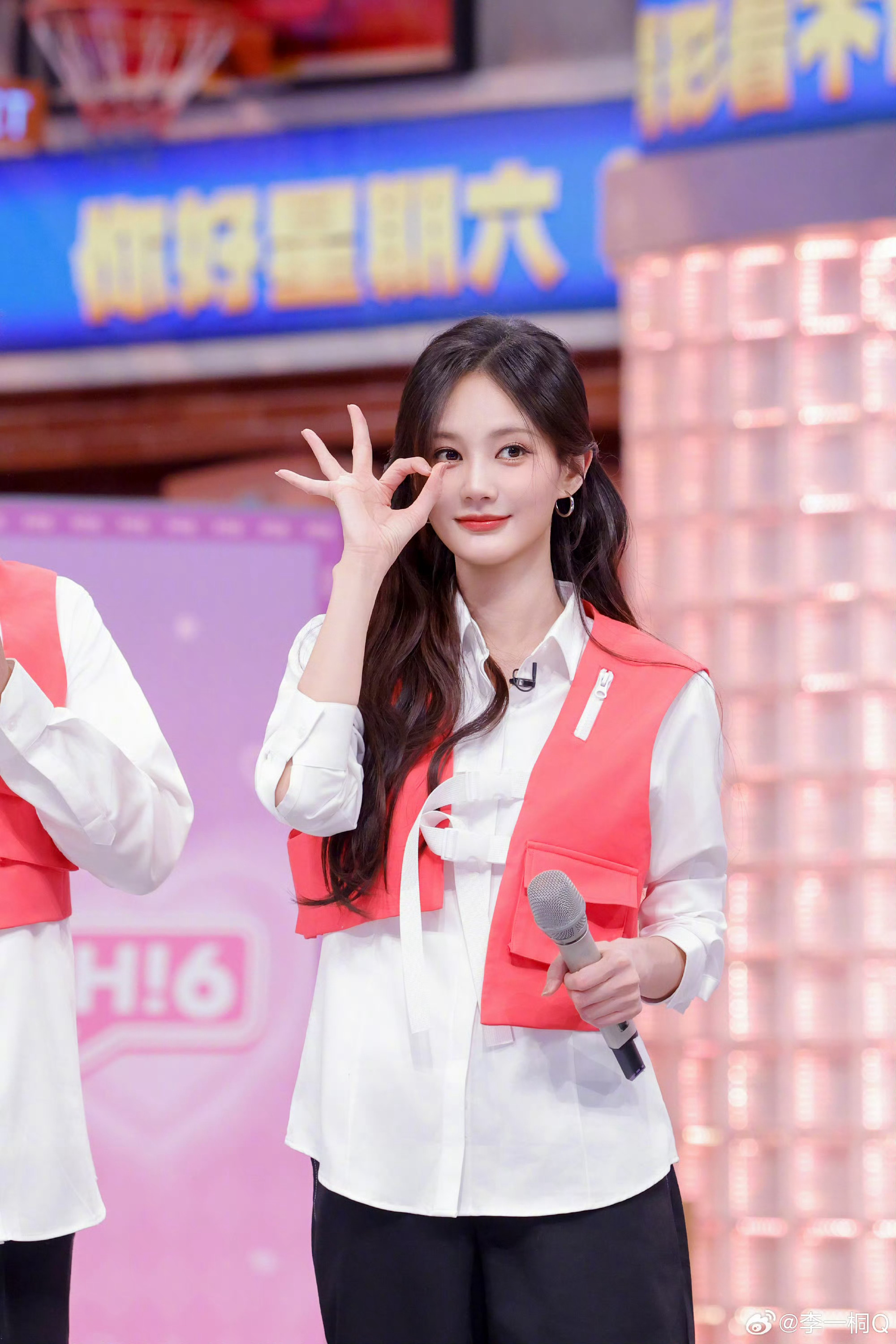 李一桐太调皮了 谁被李一桐可爱到了！AI视频通话环节故意把话筒贴脸上，直接关掉特