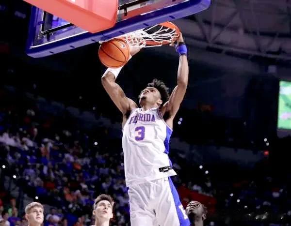  
北京时间7月27日NBA湖人队官方宣布:与前锋球员亚历克斯.福奇签约了一份双