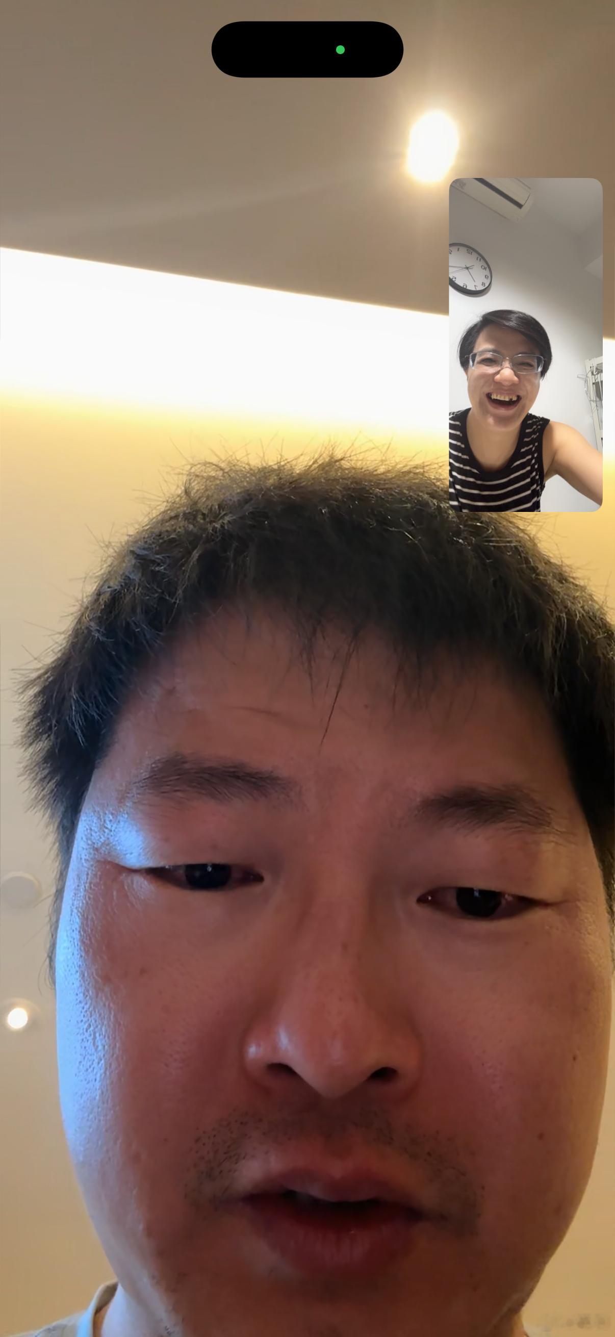 小陈只去了几天看起来像被拉去打了半年黑工（我牙还在，有个菜叶子… 