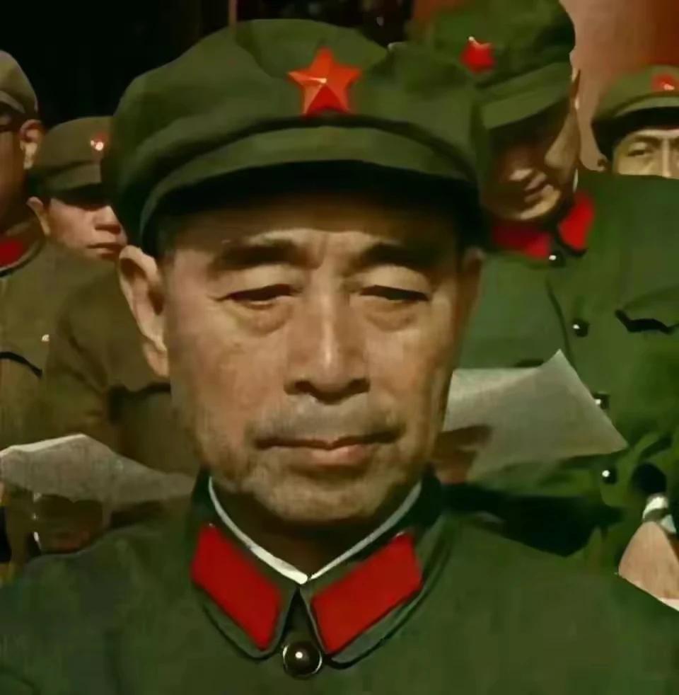 身穿65式军服的周总理，照片中可以看到已经略显老态，为国操劳一生，无怨无悔，鞠躬
