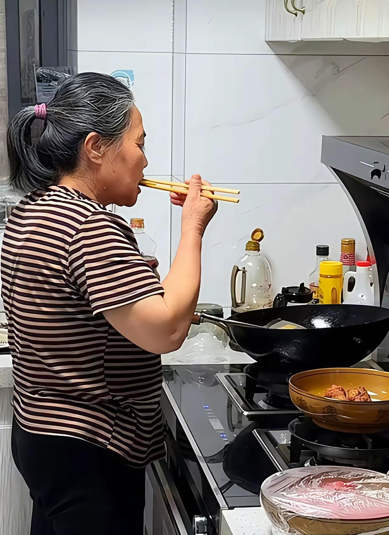 你能想象吗？每次吃饭都像在“历险”，就因为婆婆有个让人崩溃的习惯！

我婆婆做饭