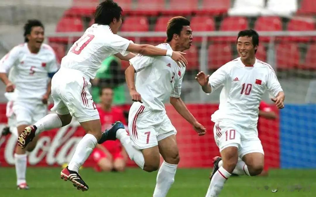 2005年，中青队回国，由于托运行李超重，杨一民要求队员和教练尽量随身携带行李，