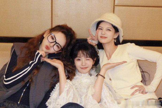 田曦薇——守护最好的女推[给你小心心]发和戚薇李一桐合照啦，好有爱的你们[羞嗒嗒