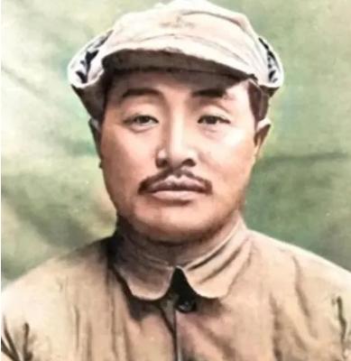 1939年，贺龙打算提拔自己的老部下担任旅长，上报之后，伟人却突然反问一句：那个