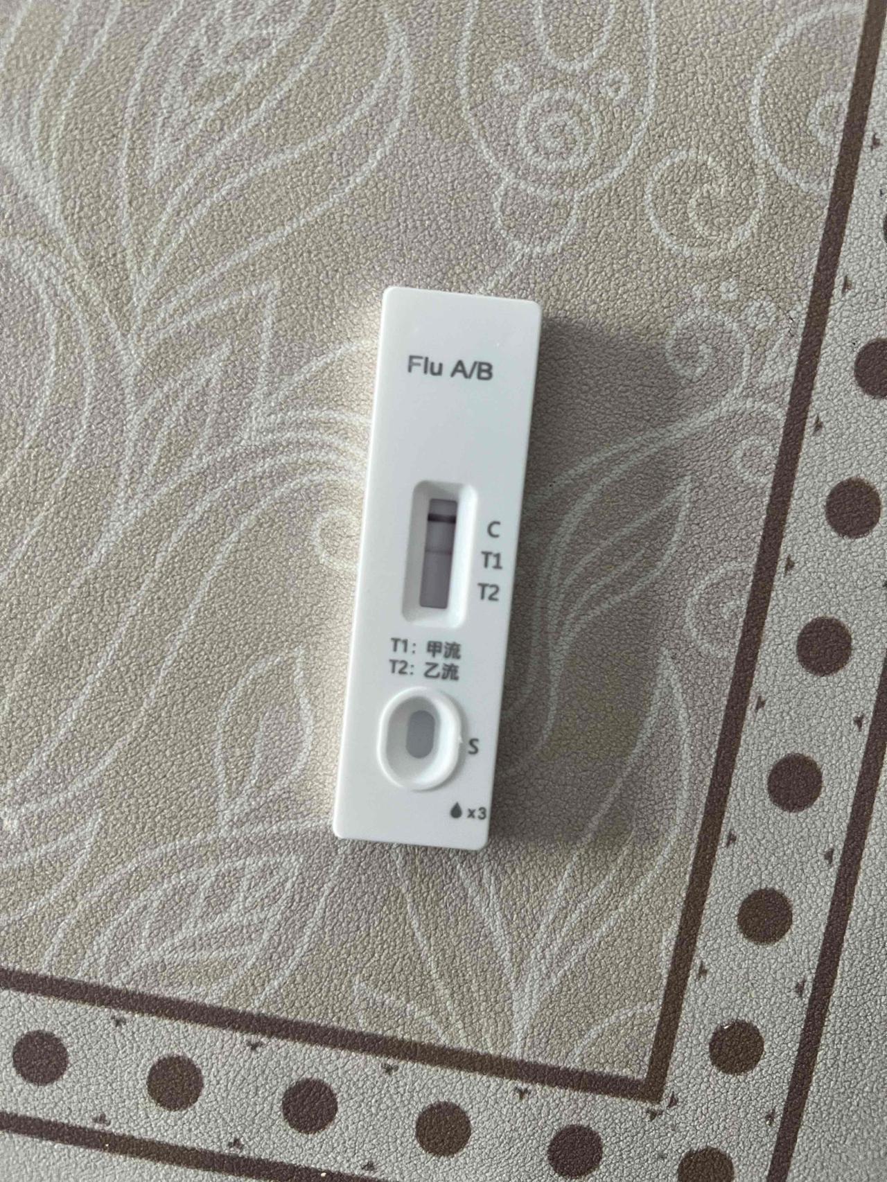 高烧头痛，试剂一次果然中招甲流
除了奥司他韦
退烧三件套也上线 盐水饮料 黄桃 