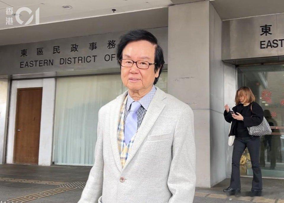 電影人黃百鳴（原名黃栢鳴），涉在「天馬影視」公布賣盤前，慫恿胞妹掃貨，被控內幕交