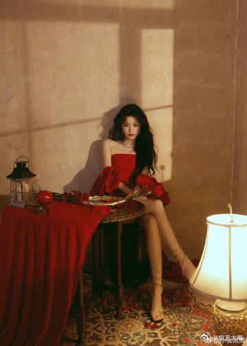 孙怡红裙完全明媚大美女 明媚大美女孙怡上线，红裙加身，笑容灿烂，这状态真的太绝了