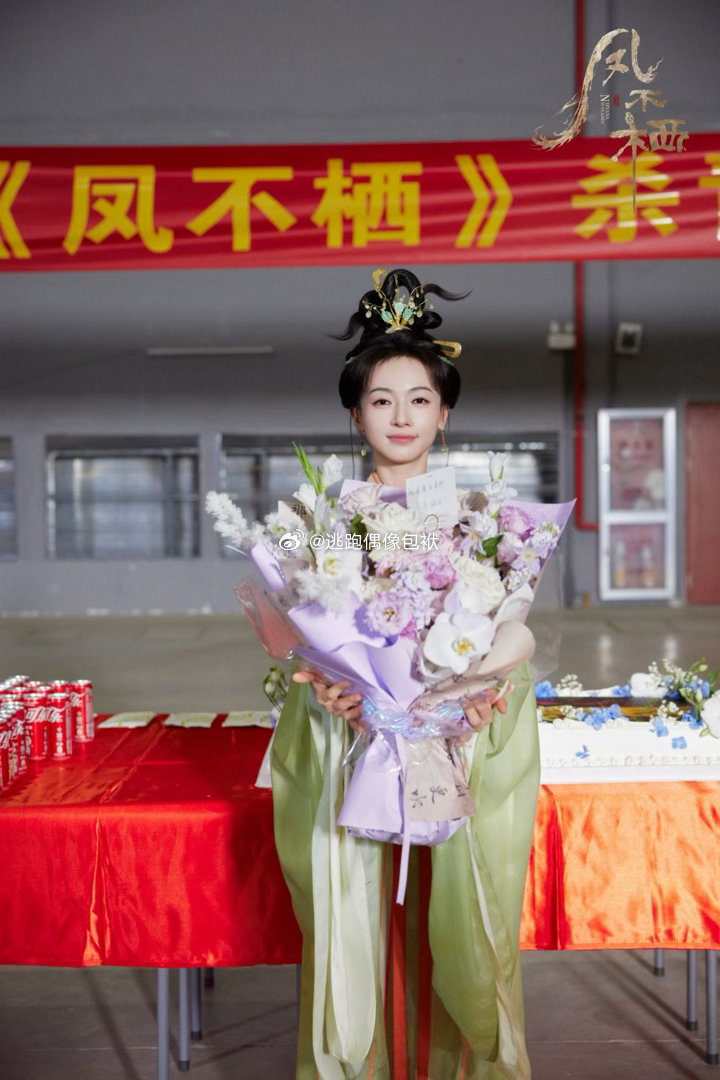 吴谨言新剧捧花杀青照、吴谨言新剧杀青捧花照吴谨言新剧杀青，一组捧花杀青照释出。手
