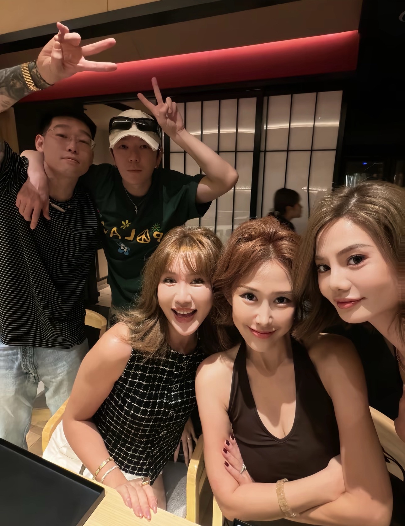 弹壳和老婆甜蜜合影！还和王栎鑫一起聚餐了！弹壳