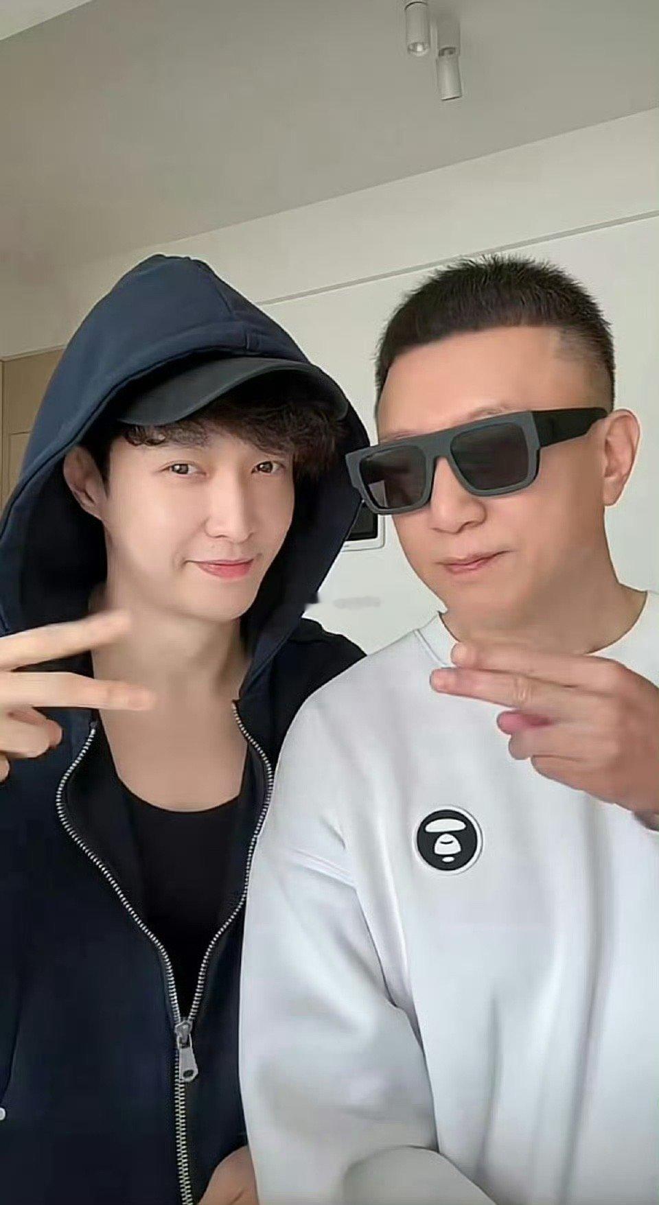 张艺兴孙红雷同框跳手势舞兴红友谊要一直长久下去呀张艺兴全程精准卡点，动作干净利落