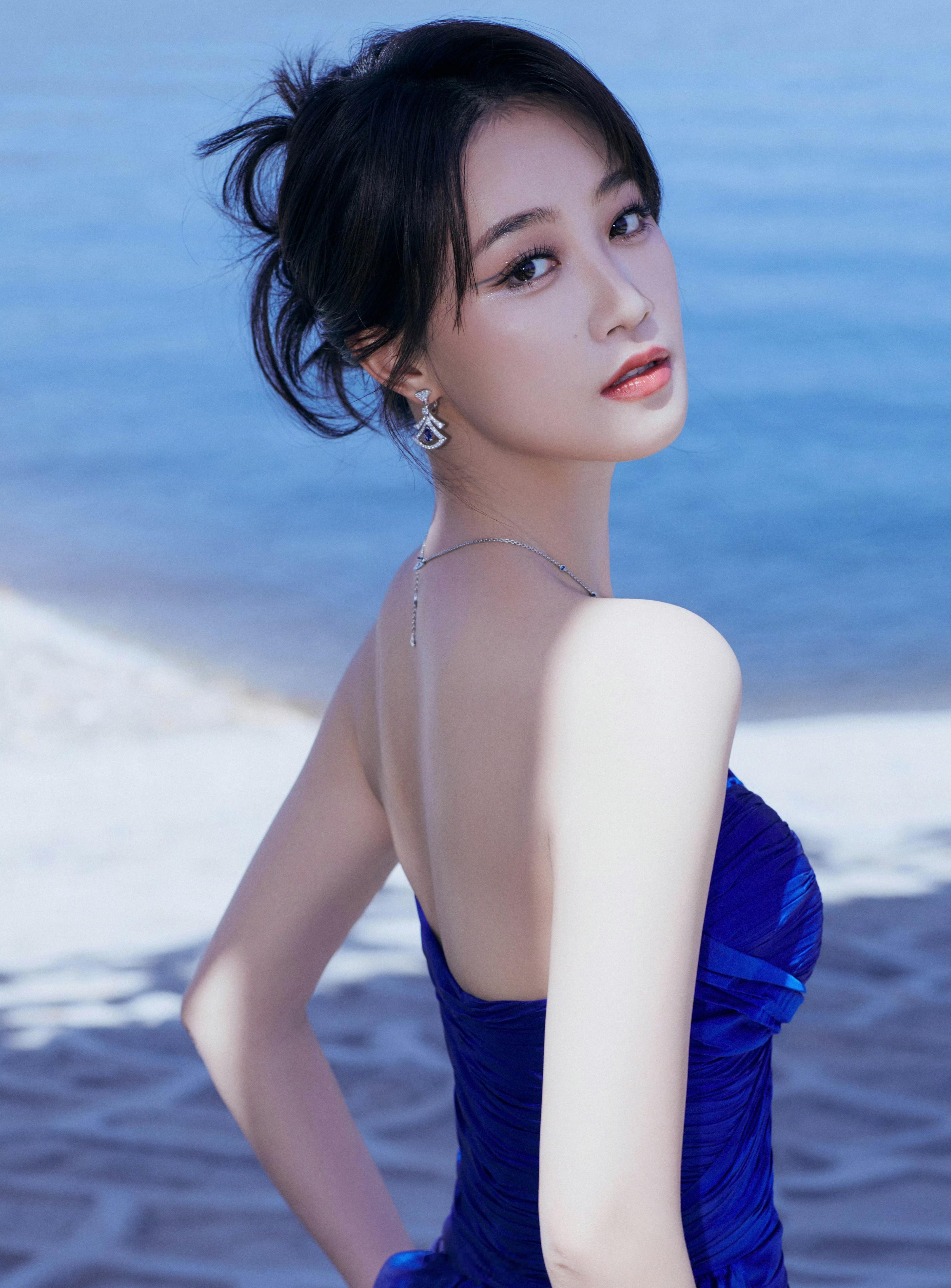 蓝盈莹今天太美了吧？连风都是“蓝”色的～ ​​​