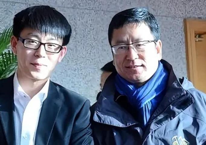 白岩松的独生子白清扬，高三因成绩优秀，被保送到英国伦敦国王学院。未曾想，他竟选择