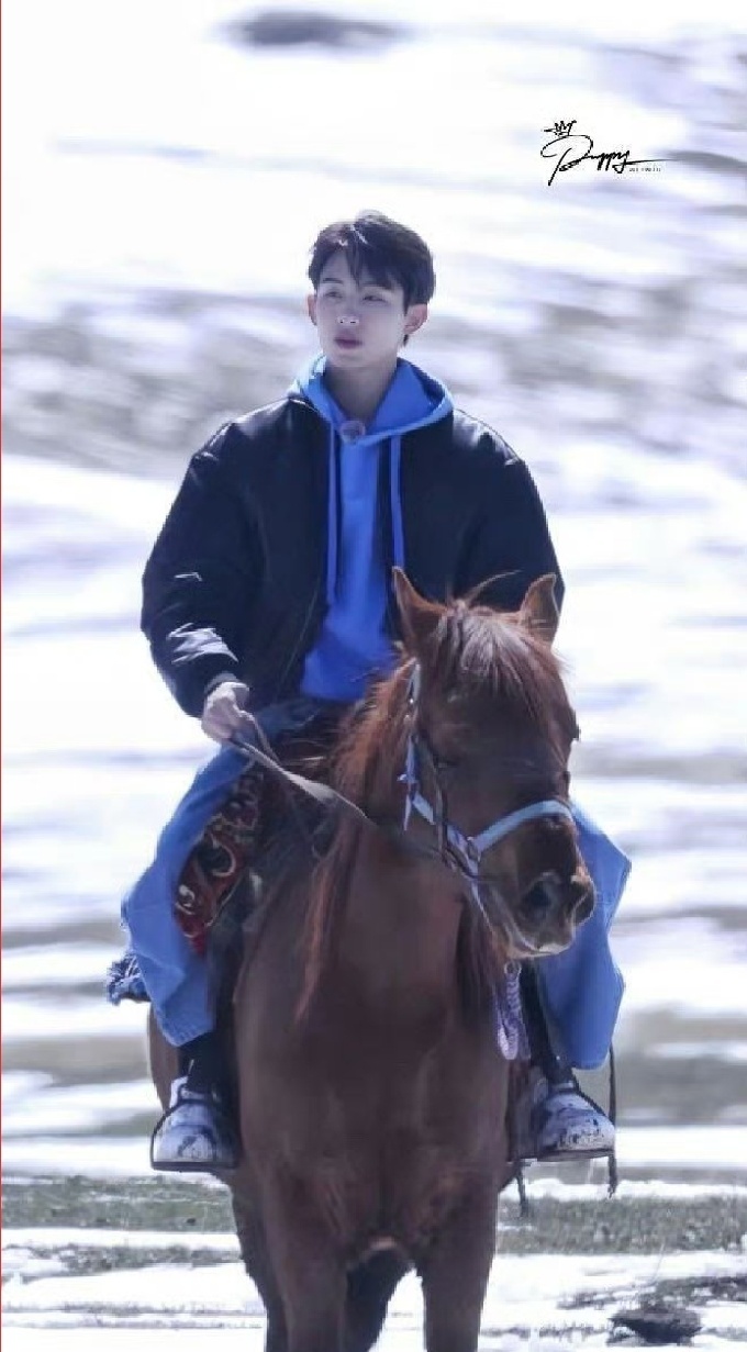 娱乐[超话]周翊然董思成桃花坞骑马路透周翊然董思成桃花坞骑马路透来啦，绝绝子绝绝