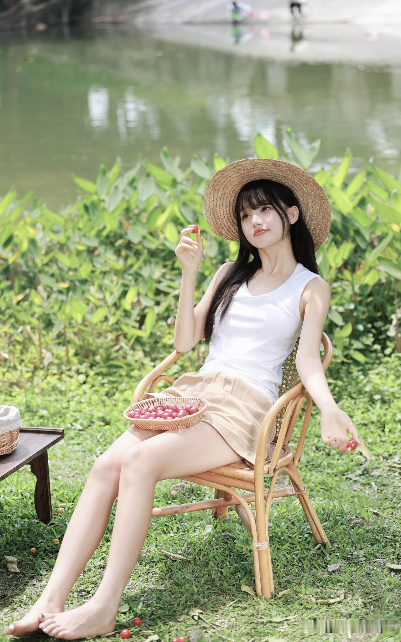 陈梦，就像那无人问津港口盛开的鲜花。她在乒乓球的世界里，曾经历过无数的低谷与质疑