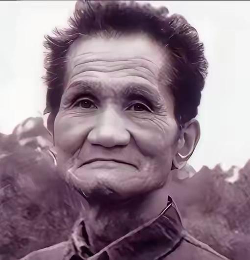 1947年冬，山东一户农家的女主人，将一些吃的递给门前的乞丐，乞丐没有接，开口的