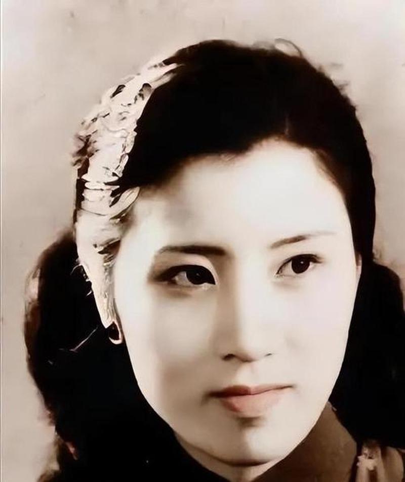 王玉龄19岁那年,丈夫张灵甫在孟良崮被解放军击毙。

她正给两个月大的儿子喂奶,