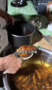 80岁奶奶和闺蜜晚年生活 轮椅并排停在樱花树下，飘落的花瓣里看见穿布拉吉的少女，