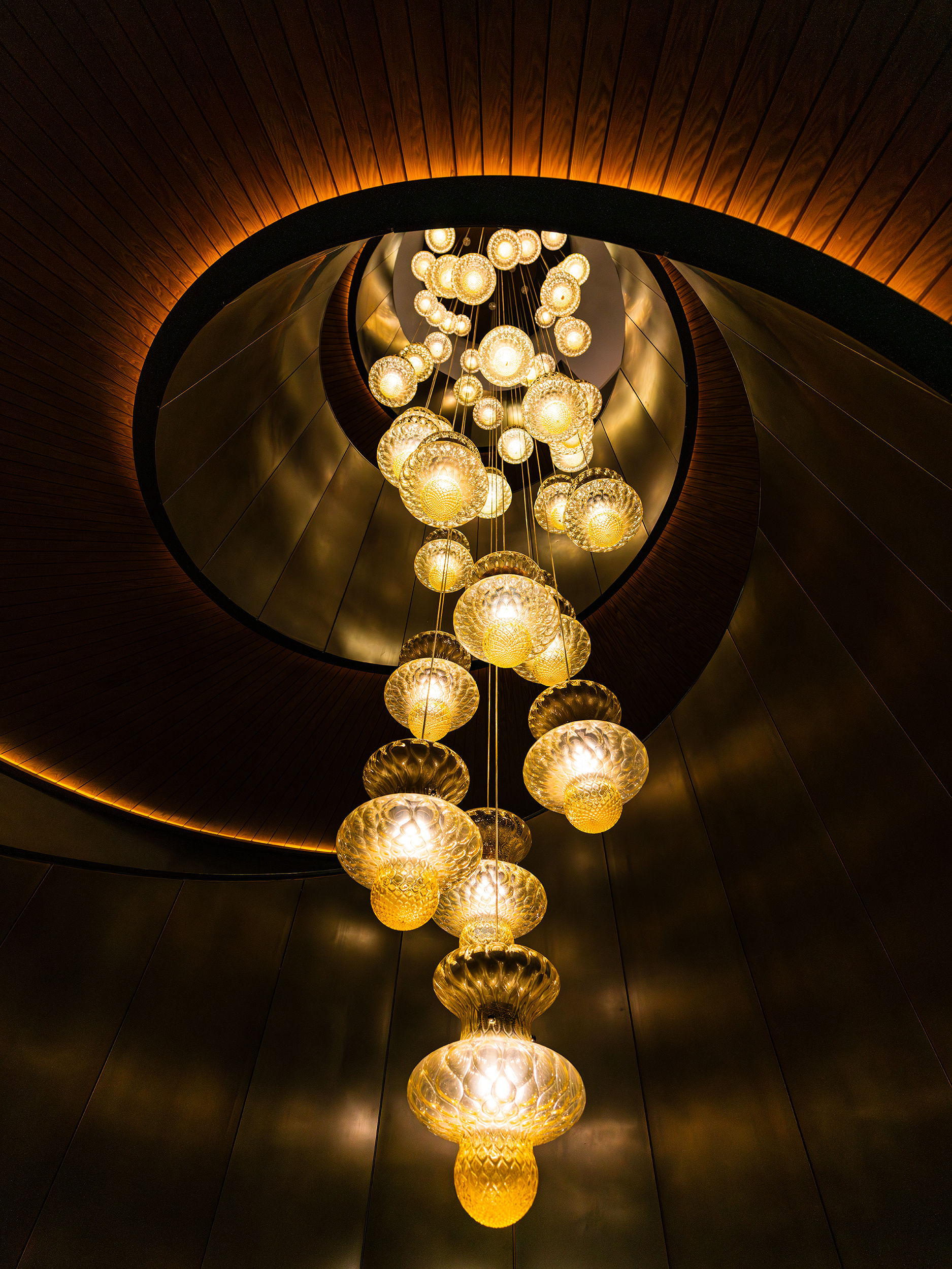 每一盏亮起的光，是经历打磨后的温暖，螺旋上升的轨迹，恰似我们在波折中寻光前行 。