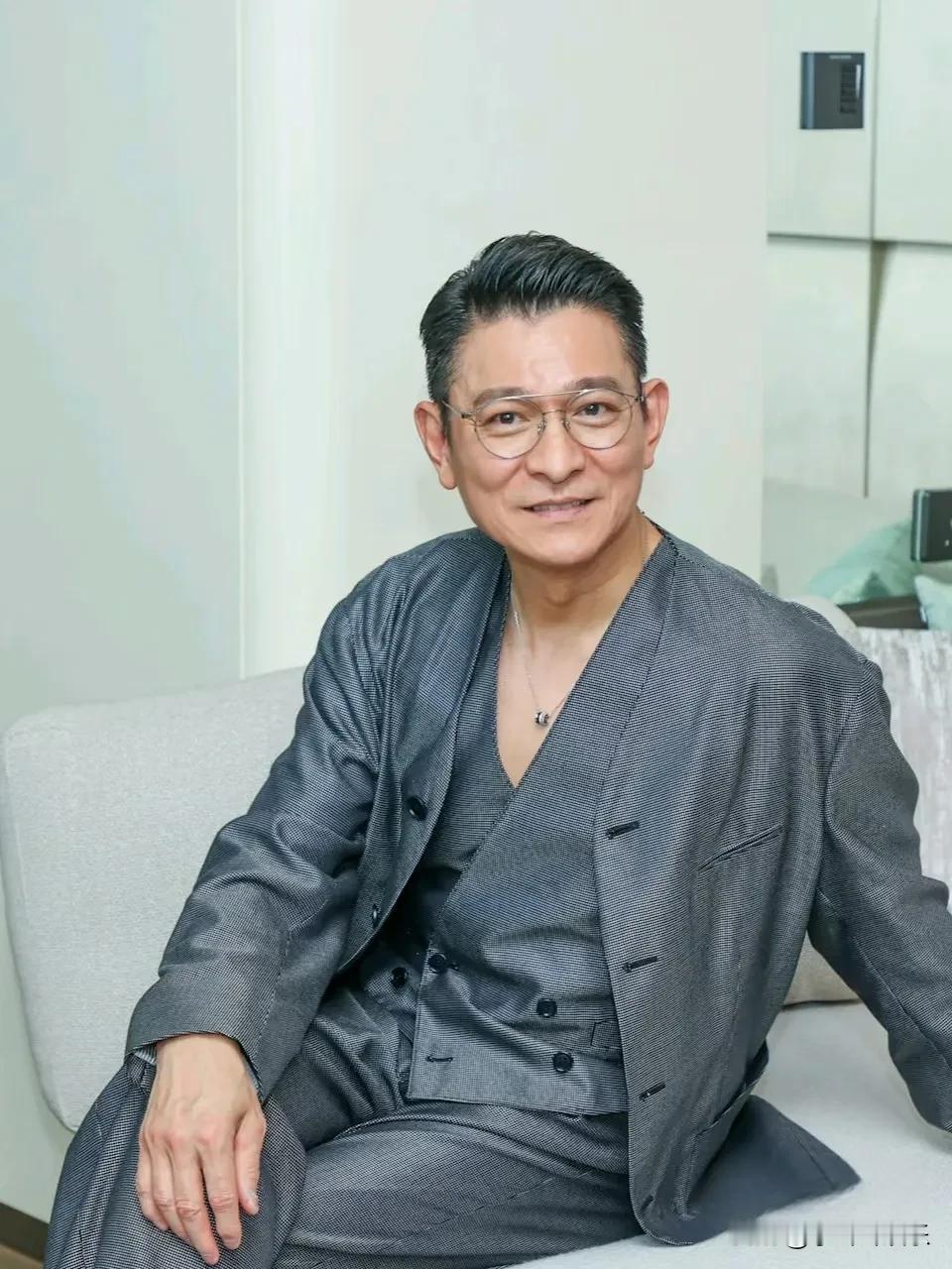 刘德华要不要这么拼啊，64岁了，开演唱会、拍电影一个没落下！剧宣时配合剧组和粉丝
