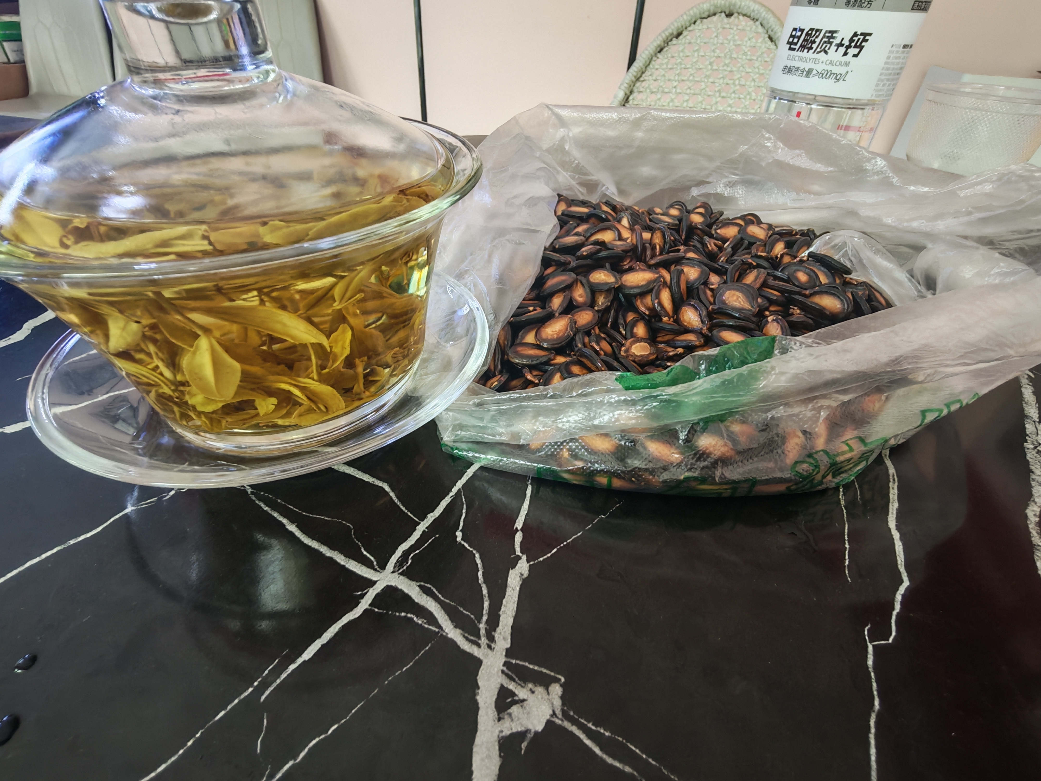 茶泡好了，瓜子也买好了，今天一天是属于我的，可以好好吸淇了