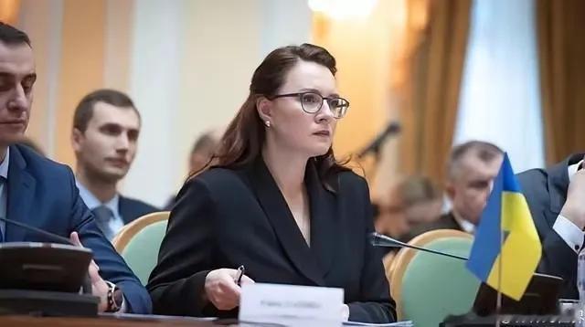 一位乌克兰女记者在节目里直言，美国在和中国的军备竞赛里已经输了。这听起来挺夸张，