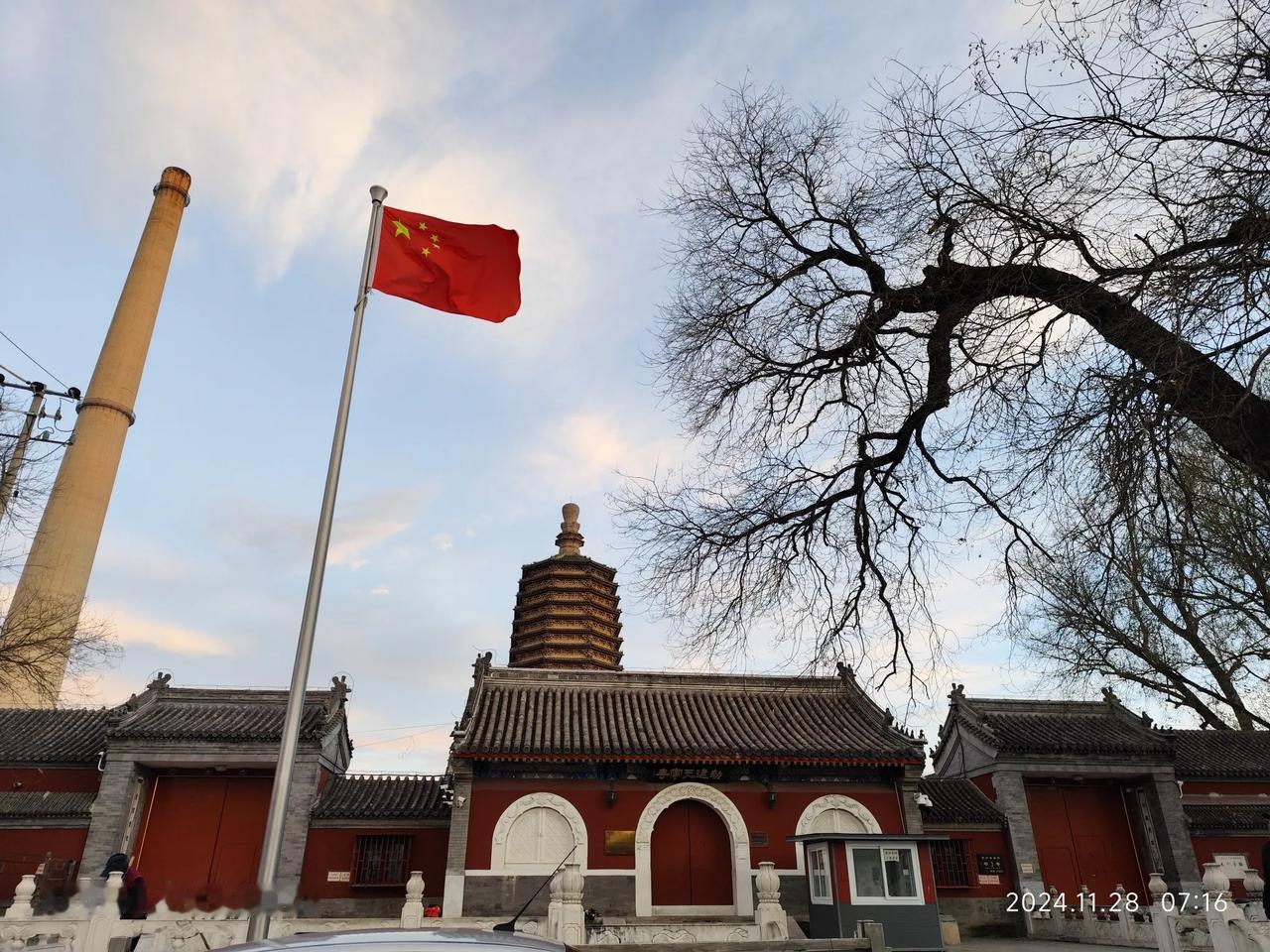 分享一张最近随手拍的照片这是冬天的早晨，寒风凛冽，天空很蓝，还有粉红色的朝霞，顿