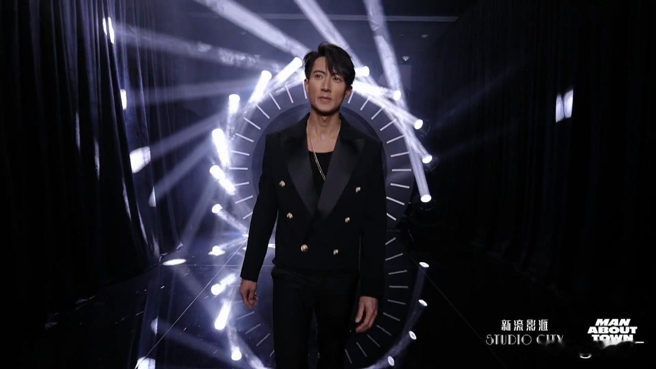 红毯上余文乐直接回春变小伙儿，钟镇涛带女儿钟懿亮相，这大长腿也太抢镜了！昆凌居然