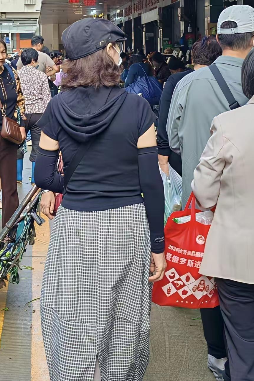 谁能想到！惊艳众人的背影，阿姨居然68岁
 
路上偶遇一个背影，身姿纤细线条优美