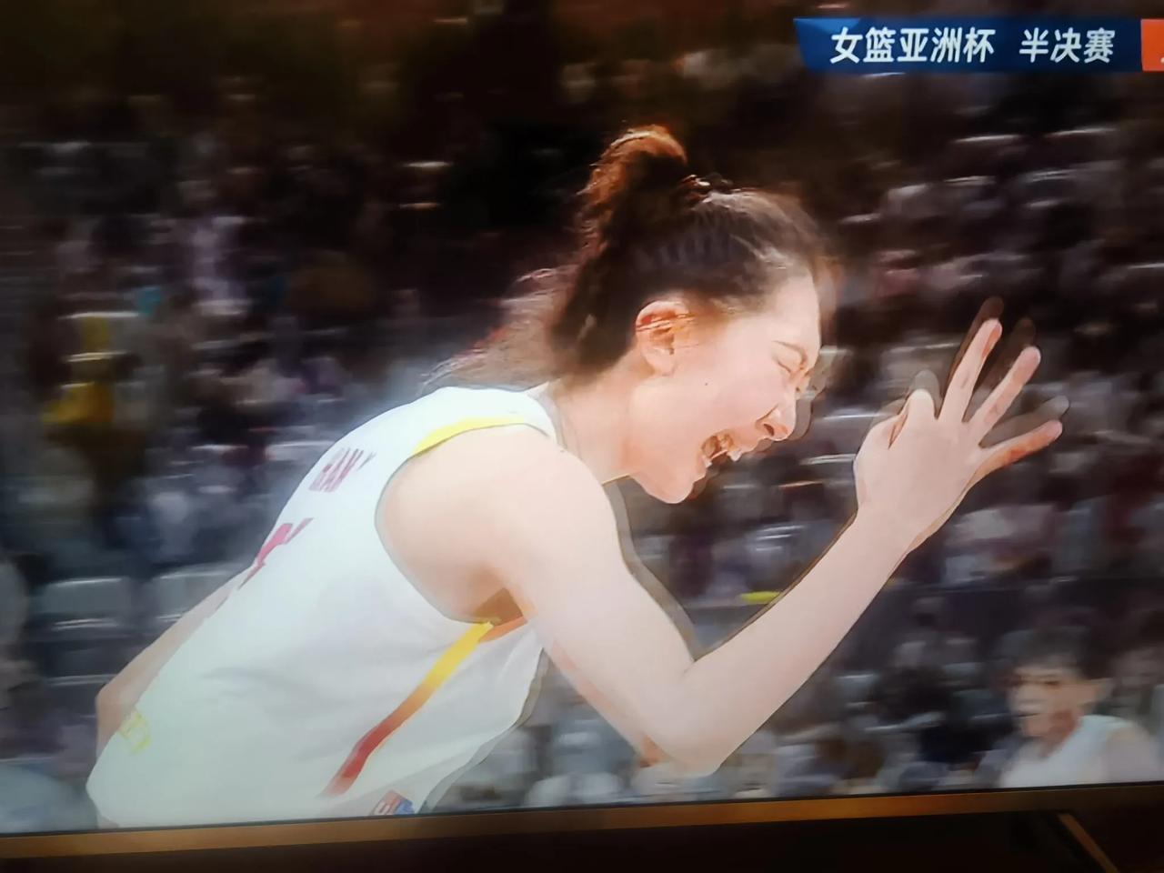 中国女篮下半场一开始，宫鲁鸣换上老队员阵容，韩旭，杨力伟，张茹，潘臻琦，年轻队员