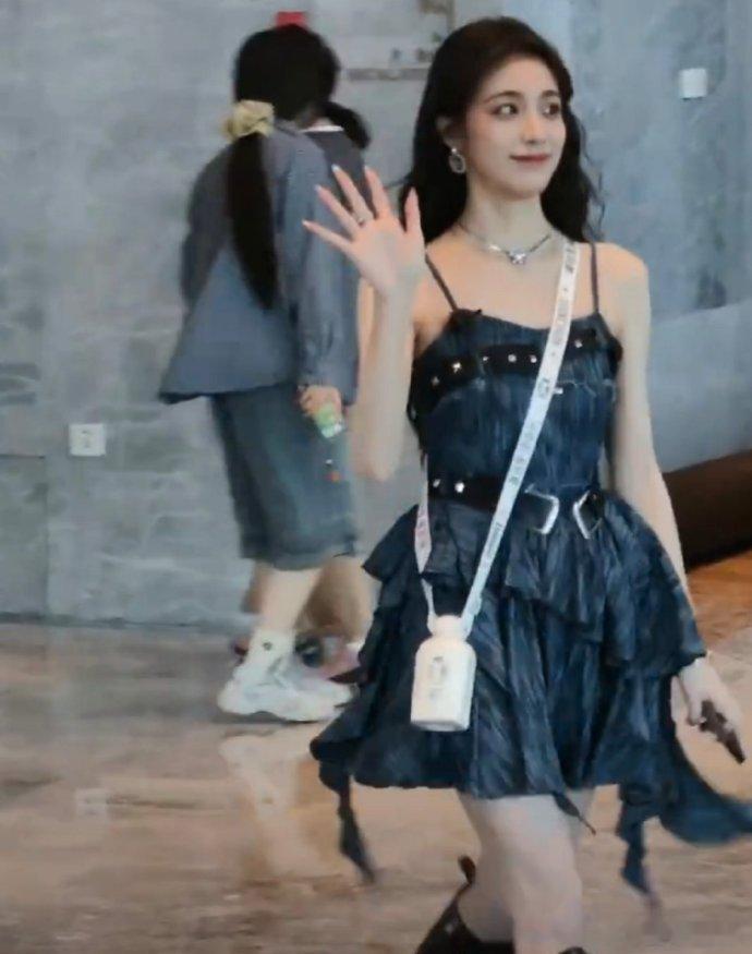 钟丽丽以为来团建结果是考试无限超越班钟丽丽的团建幻想被现实狠狠“打脸”，没想到是
