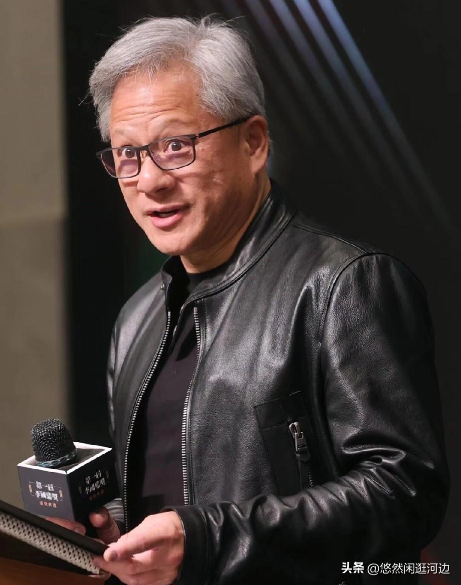 黄仁勋已经回美国了，他在接受美国媒体CNBC采访时说：不要对英伟达先进芯片获准进